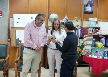 Jesús Gonzalo Martínez, autor, entrega el libro a la Rectora Flor Eliana Palacio y al Secretario de Educación de Rionegro Jenaro Tabares Jaramillo