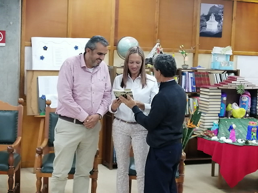 Jesús Gonzalo Martínez, autor, entrega el libro a la Rectora Flor Eliana Palacio y al Secretario de Educación de Rionegro Jenaro Tabares Jaramillo