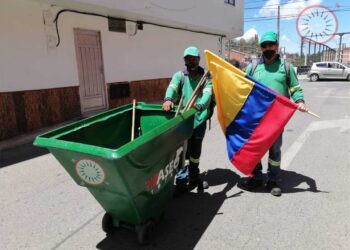 Trabajadores de la Empresa Río Aseo Total, cumpliendo sus labores y ondeando con orgullo la Bandera de Colombia
